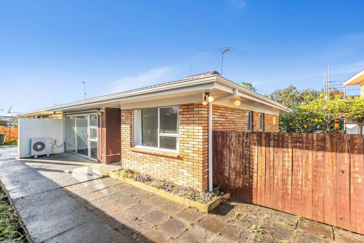 2/6 Pamela Place, New Lynn, Auckland - Carousel 1