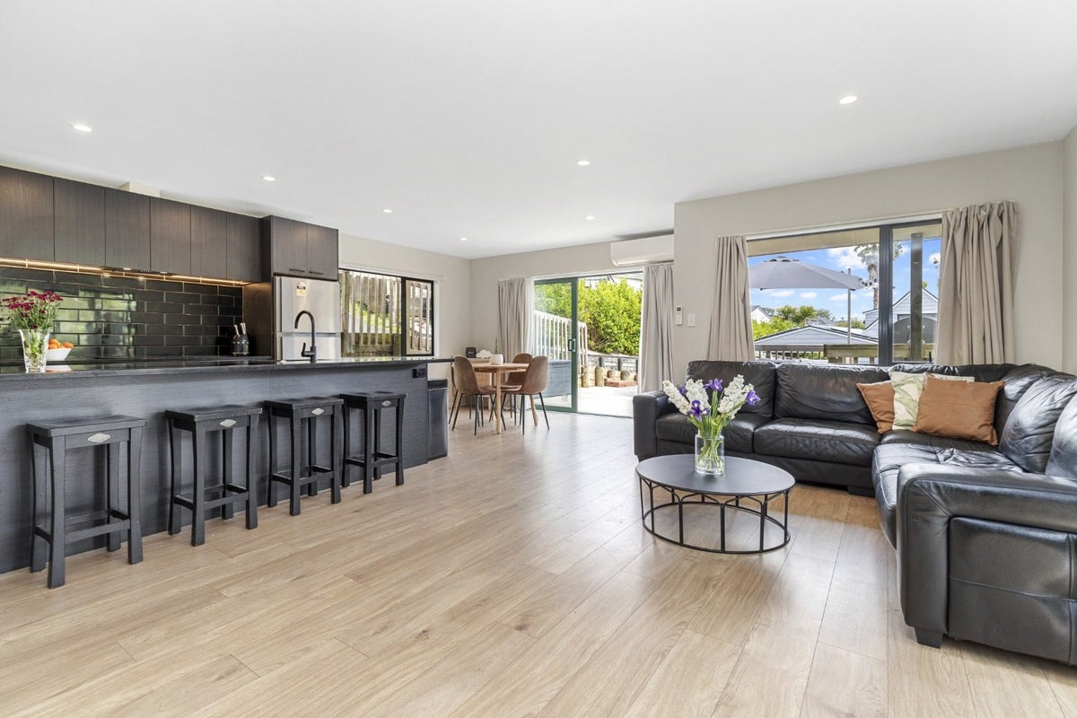 2/311 Rangatira Road, Beach Haven, Auckland - Carousel 1