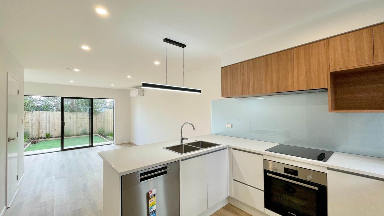 3/9 Flanshaw Road, Te Atatu South, Auckland - Carousel 1