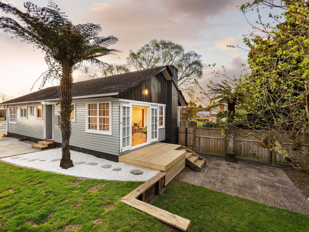 26 Deanwell Avenue, Deanwell, Hamilton - Carousel 1