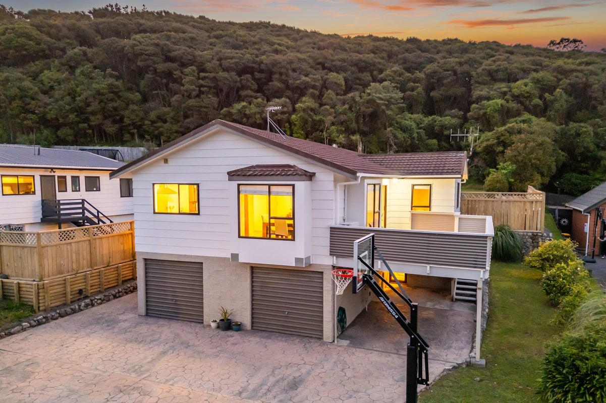 56 Albatross Close, Whitby, Porirua - Carousel 1