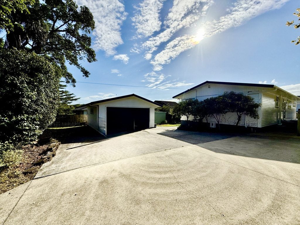 25 Litten Road, Cockle Bay, Auckland - Carousel 1