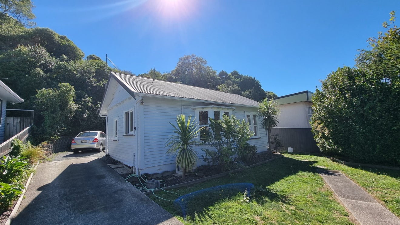 12 Lincoln Avenue, Tawa, Wellington - Carousel 1