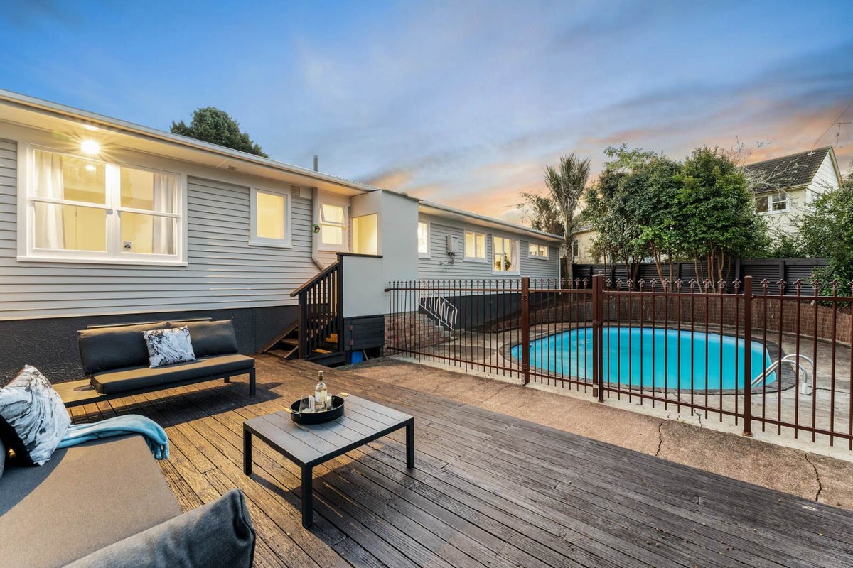1/27 Castaing Crescent, Te Atatu South, Auckland - Carousel 2