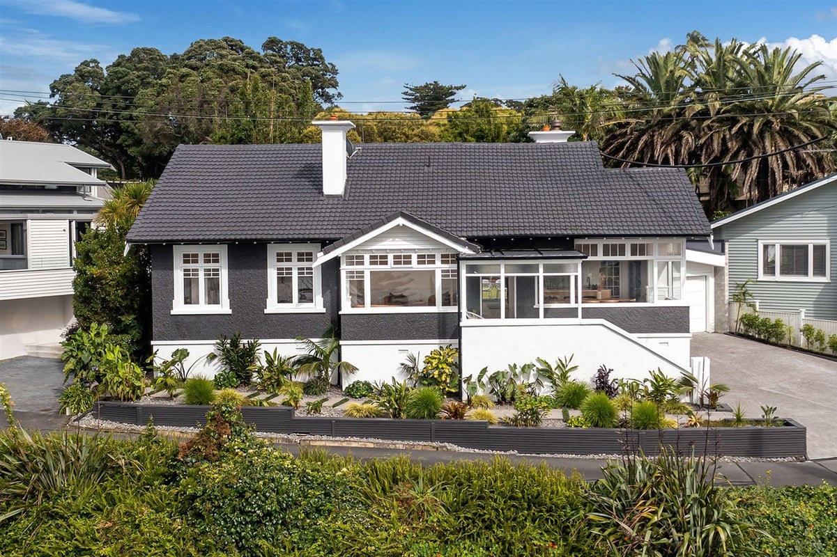 16 Hinemoa Terrace, Birkenhead, Auckland - Carousel 1