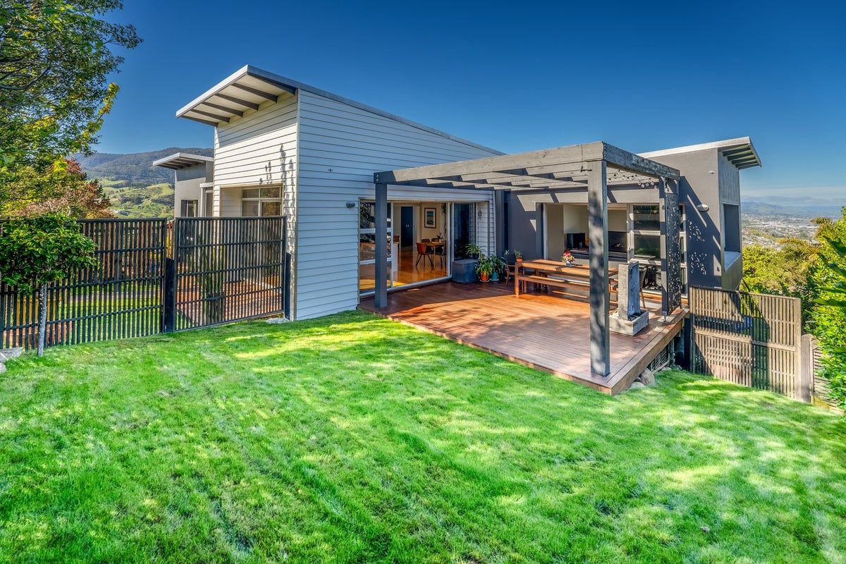1 Commodore Place, Britannia Heights, Nelson - Carousel 1