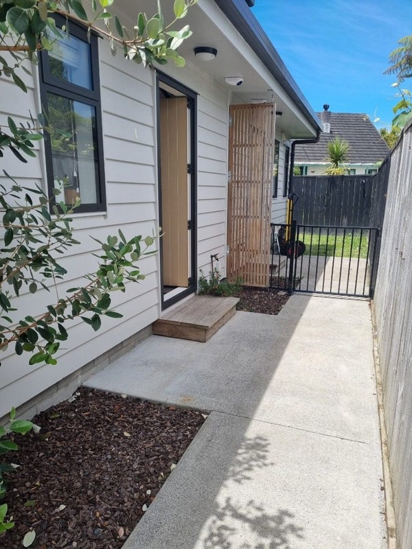4D Wattle Road, Sunnyvale, Auckland - Carousel 2