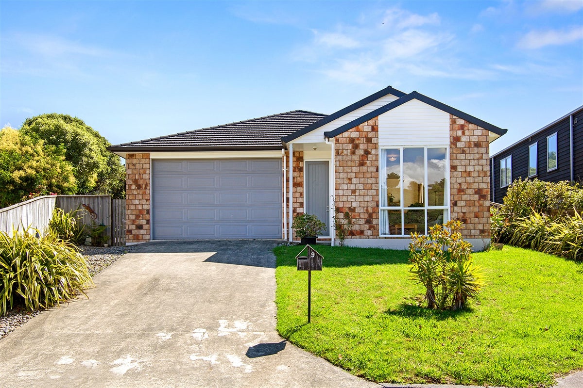 9 Tararua Close, Aotea, Porirua - Carousel 1