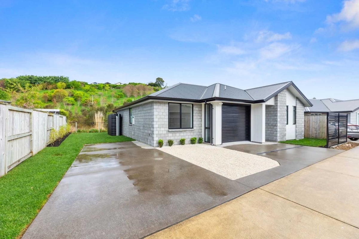 30A Pakanga Grove, Pyes Pa, Tauranga - Carousel 1