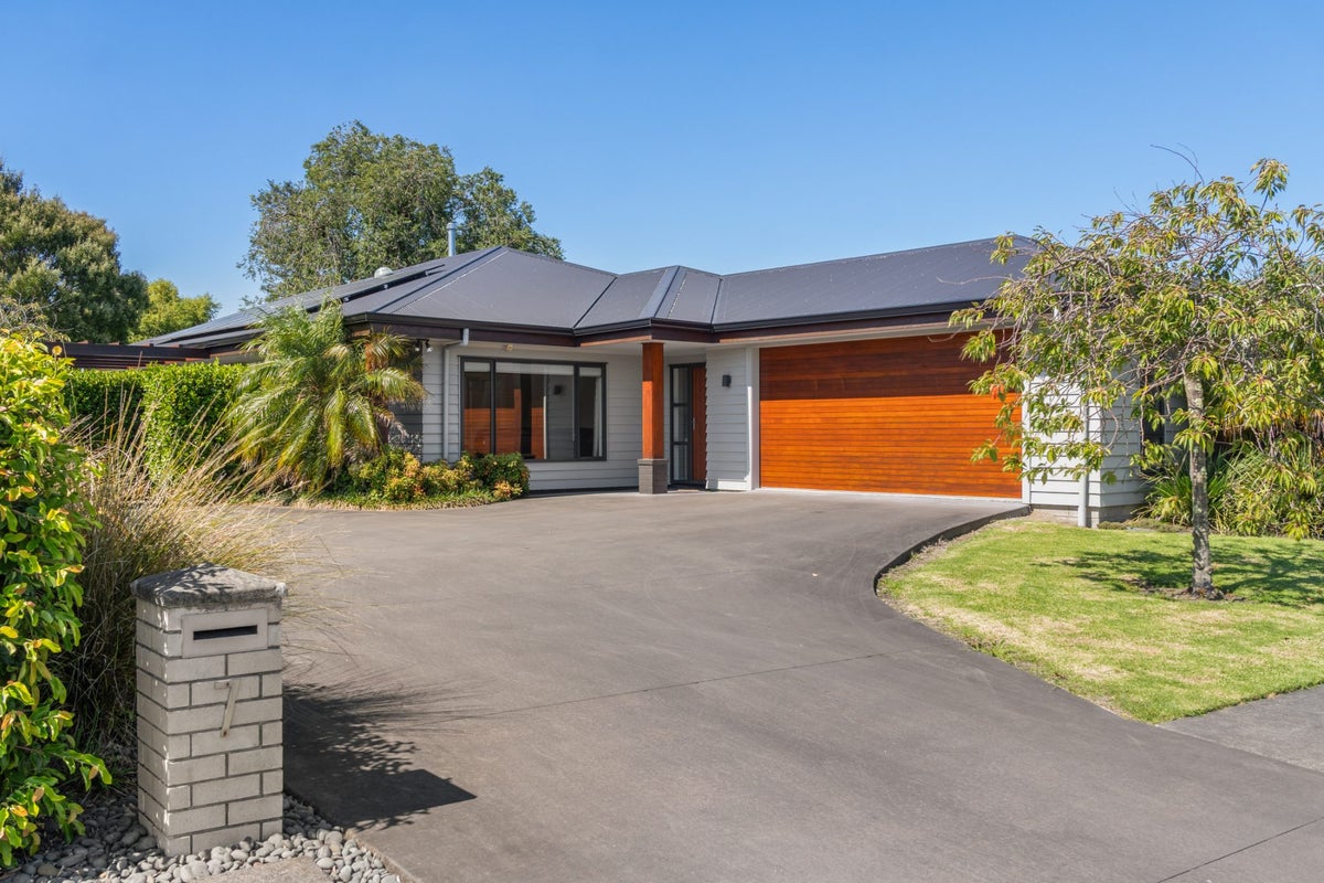 7 Silverstone Place, Lytton West, Gisborne - Carousel 1