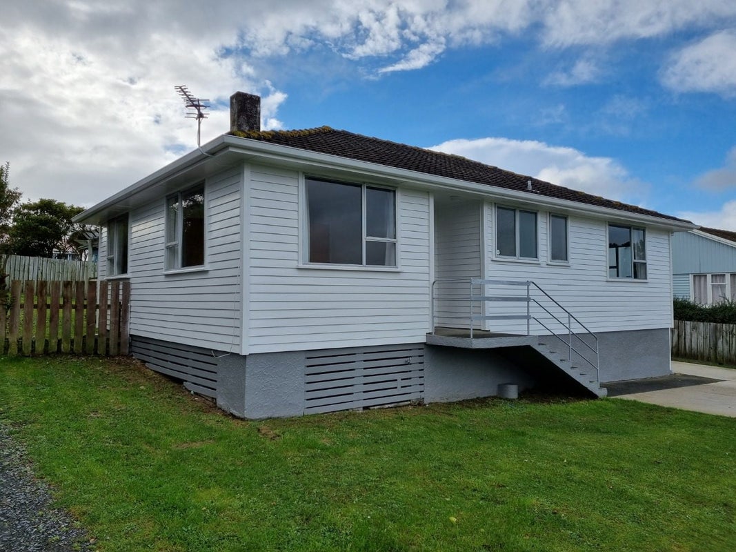 44 Beauzami Crescent, Ascot Park, Porirua - Carousel 1