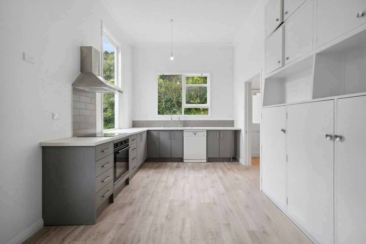 2C Ferry Road, Days Bay, Lower Hutt - Carousel 1