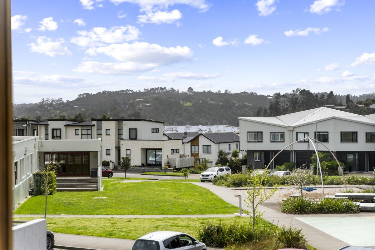 9 Hudson Bay Road, Hobsonville, Auckland - Carousel 21