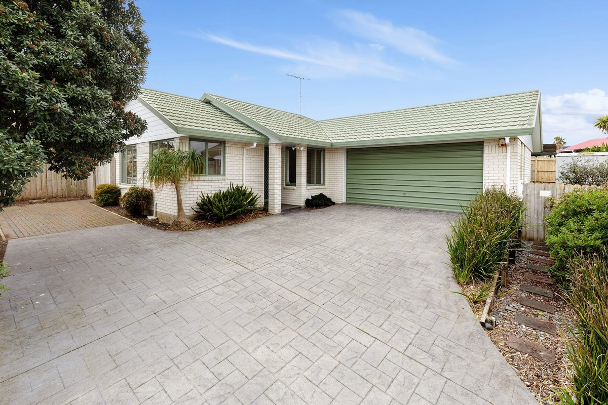 28 Bellville Drive, Clendon Park, Auckland - Carousel 1