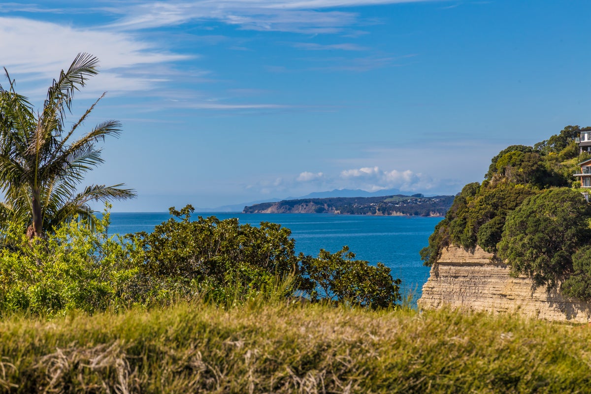 2/3 Elgin Place, Red Beach, Whangaparaoa - Carousel 1