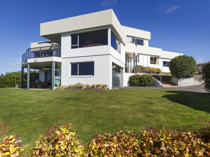 38 Kilkenny Place, Fitzherbert, Palmerston North - Carousel 1