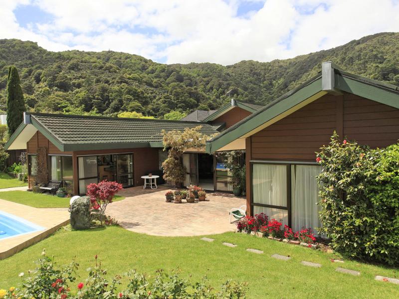 221 Marine Drive, Lowry Bay, Lower Hutt - Carousel 1