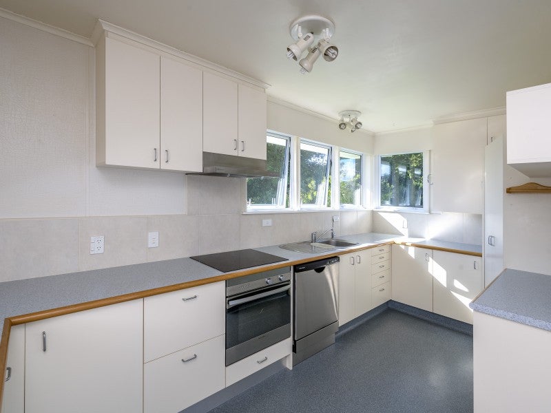 18 Kawau Grove, Waikanae Beach, Waikanae - Carousel 2