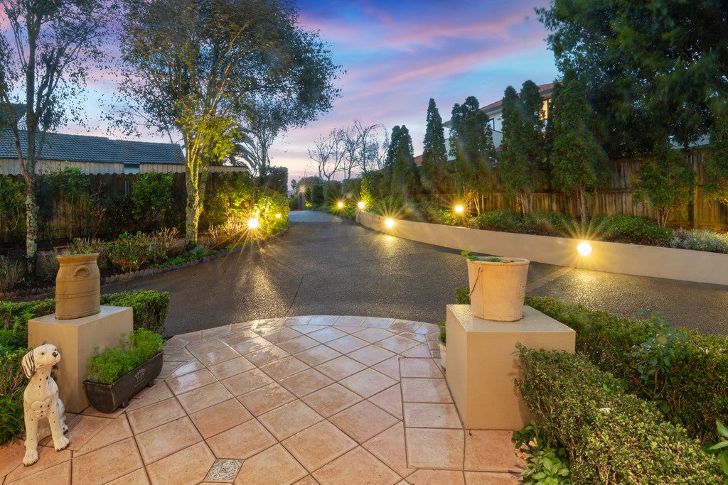12 Del Mar Court, Shamrock Park, Auckland - Carousel 1