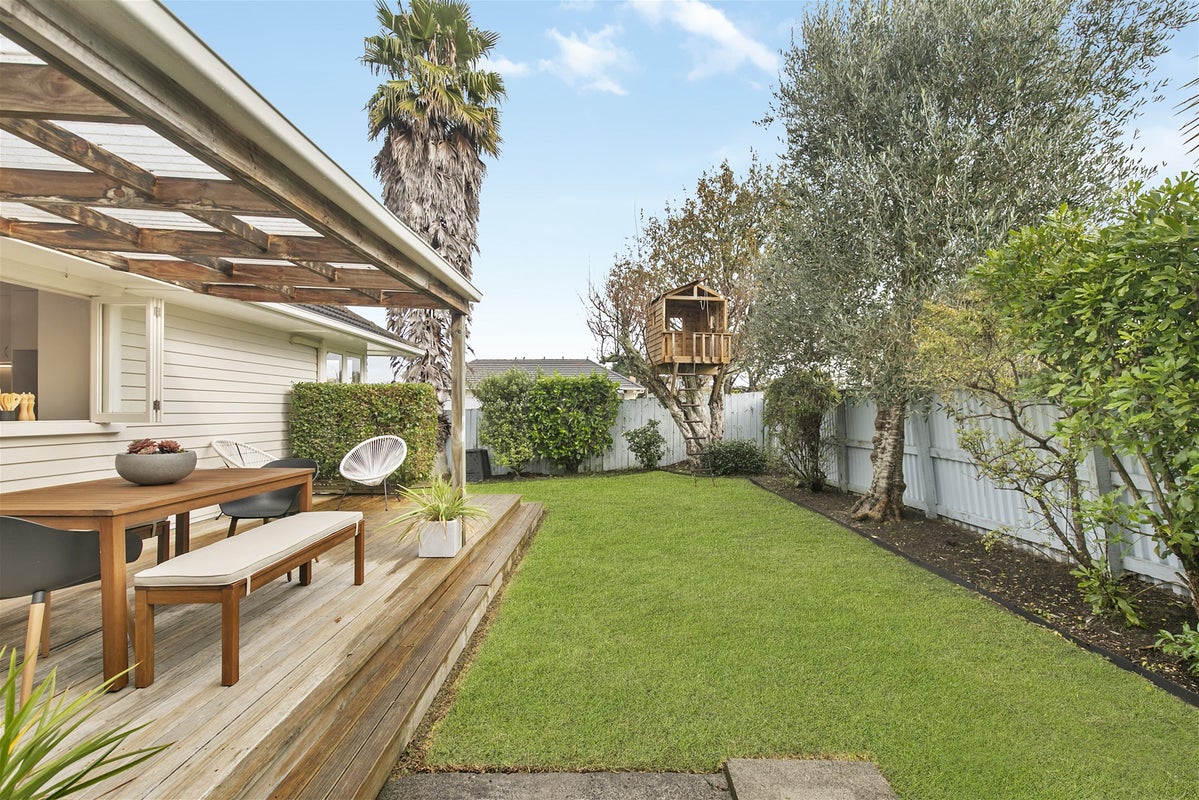 17 Kotuku Street, Te Atatu Peninsula, Auckland - Carousel 1