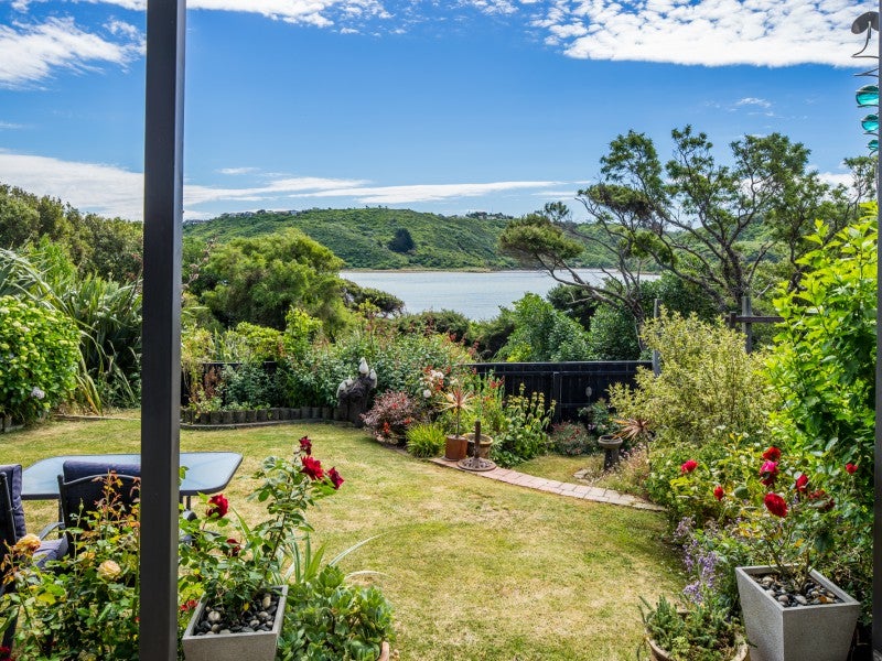 4 Ayr Place, Papakowhai, Porirua - Carousel 1