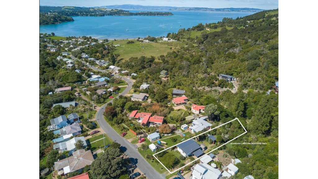 13 Tahatai Road, Oneroa, Waiheke Island - Carousel 12