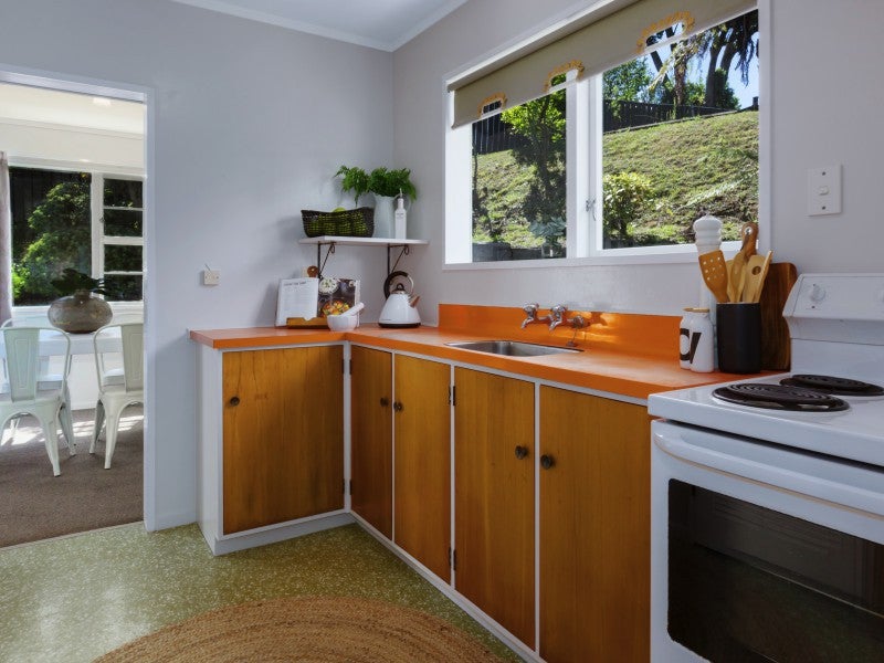 16 Florio Terrace, Tawa, Wellington - Carousel 2