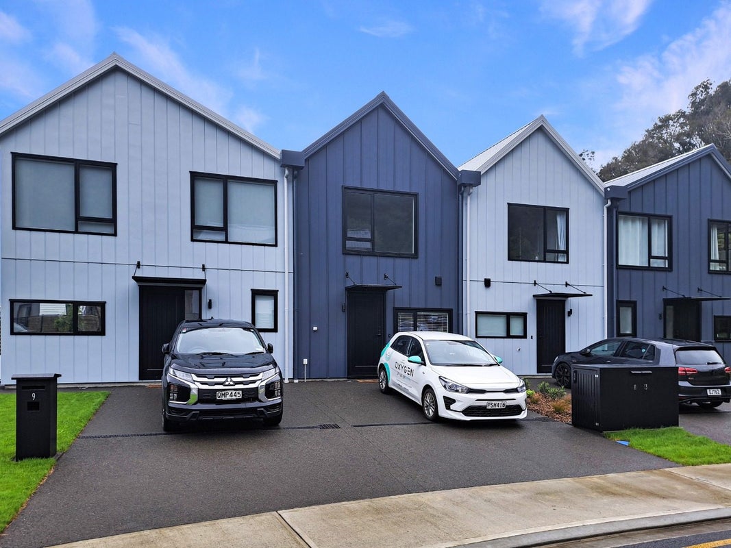 11 Joseph Bolton Crescent, Wallaceville, Upper Hutt - Carousel 1