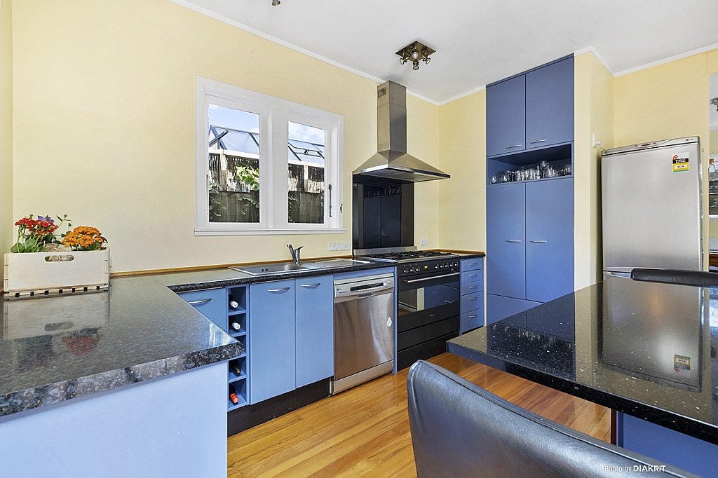 9 Newcombe Crescent, Karori, Wellington - Carousel 2