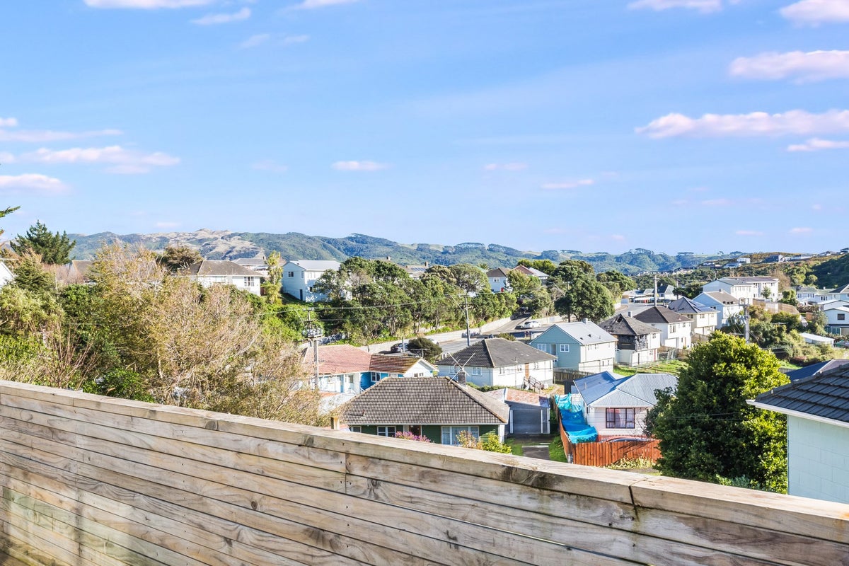 10 Hereford Street, Cannons Creek, Porirua - Carousel 2