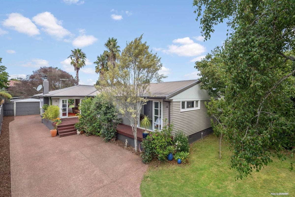 45 Gloria Avenue, Te Atatu Peninsula, Auckland - Carousel 1