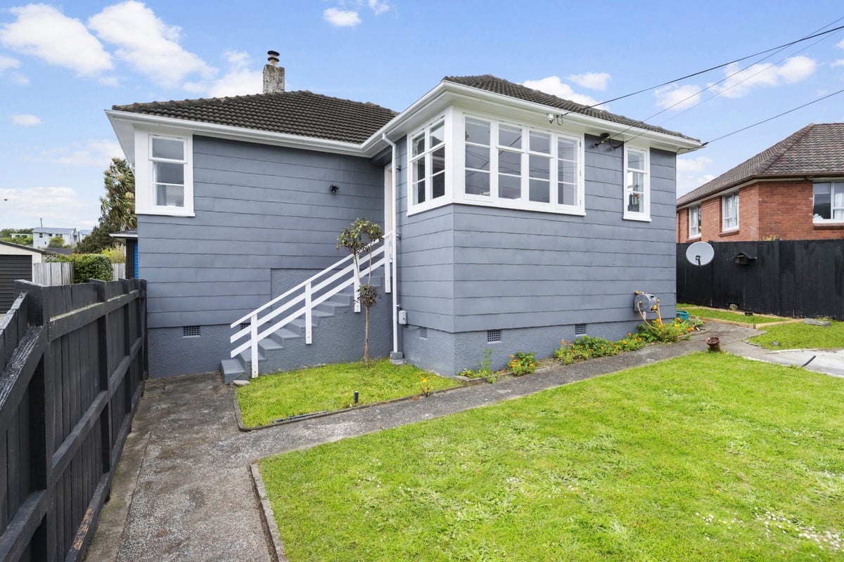 21 Stephen Street, Johnsonville, Wellington - Carousel 1