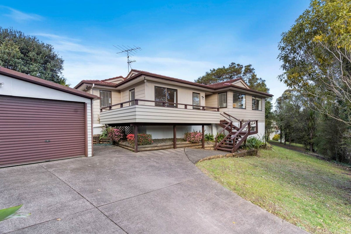 34 Hiwihau Place, Glenfield, Auckland - Carousel 1