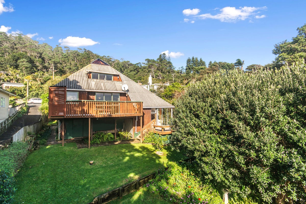 15 Domain Crescent, Waimauku - Carousel 2