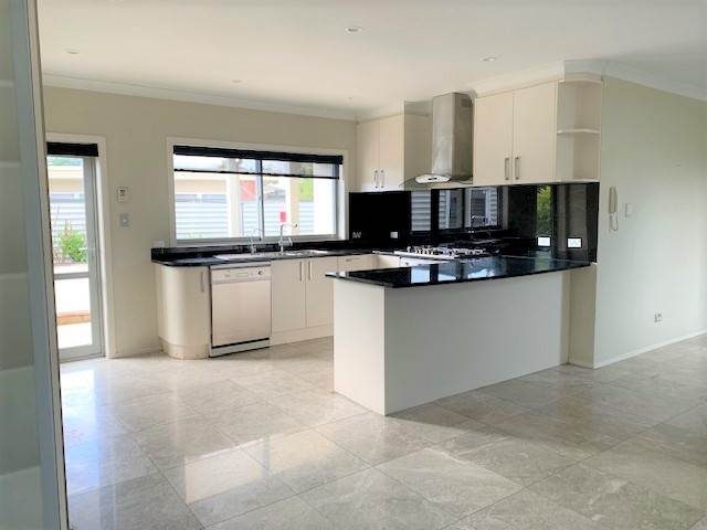 10 Yorkton Rise, Mangere Bridge, Auckland - Carousel 2