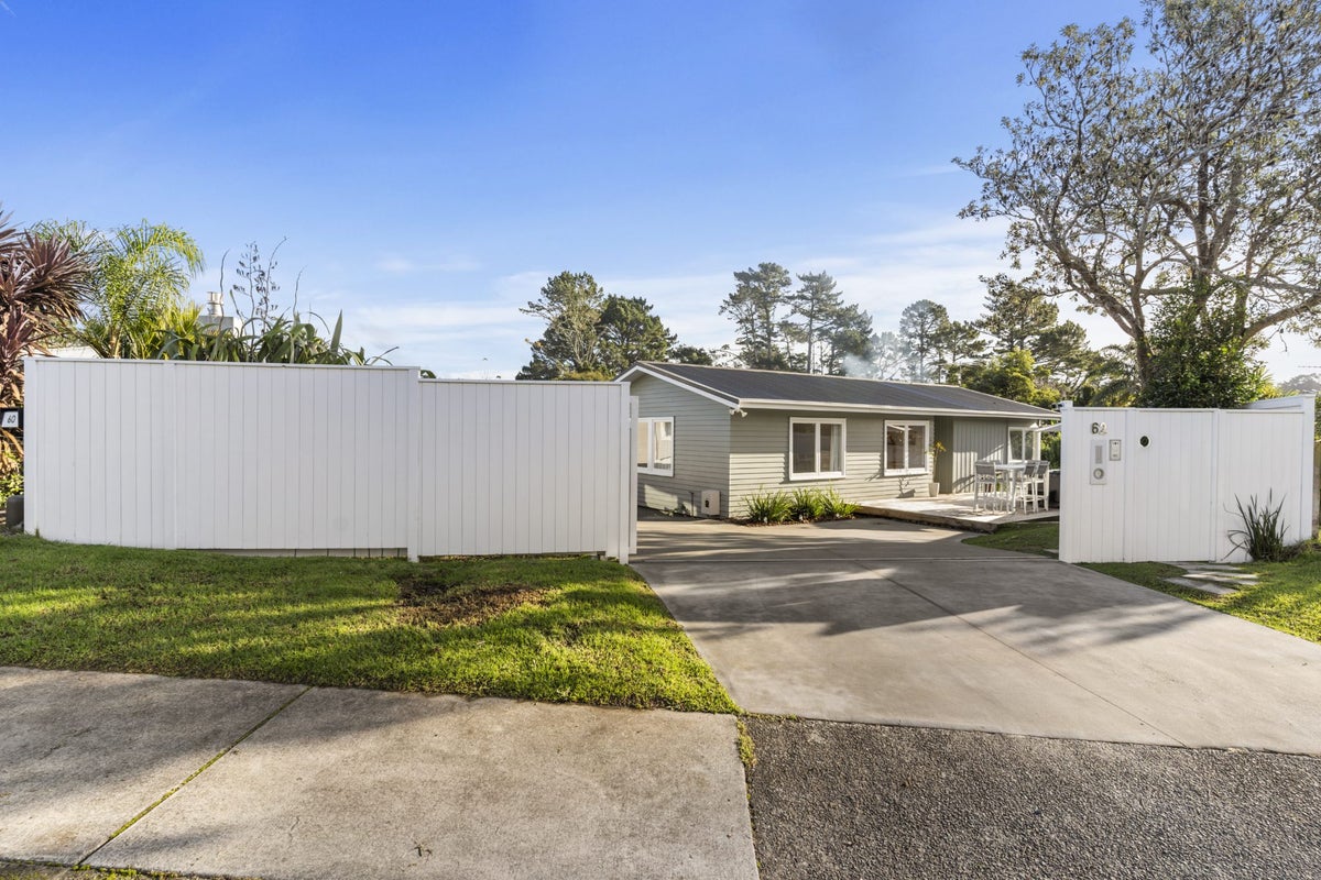 62 Paragon Avenue, Beach Haven, Auckland - Carousel 1