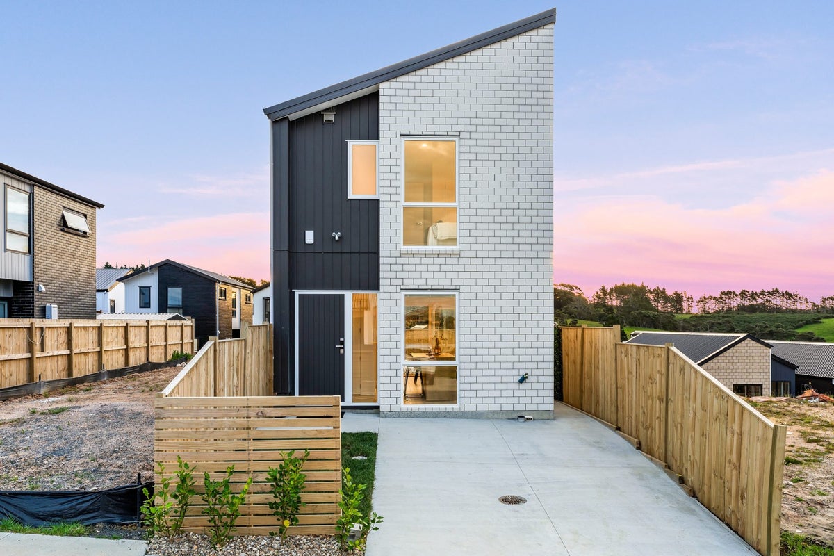 35 Horokaka Street, Massey, Auckland - Carousel 1