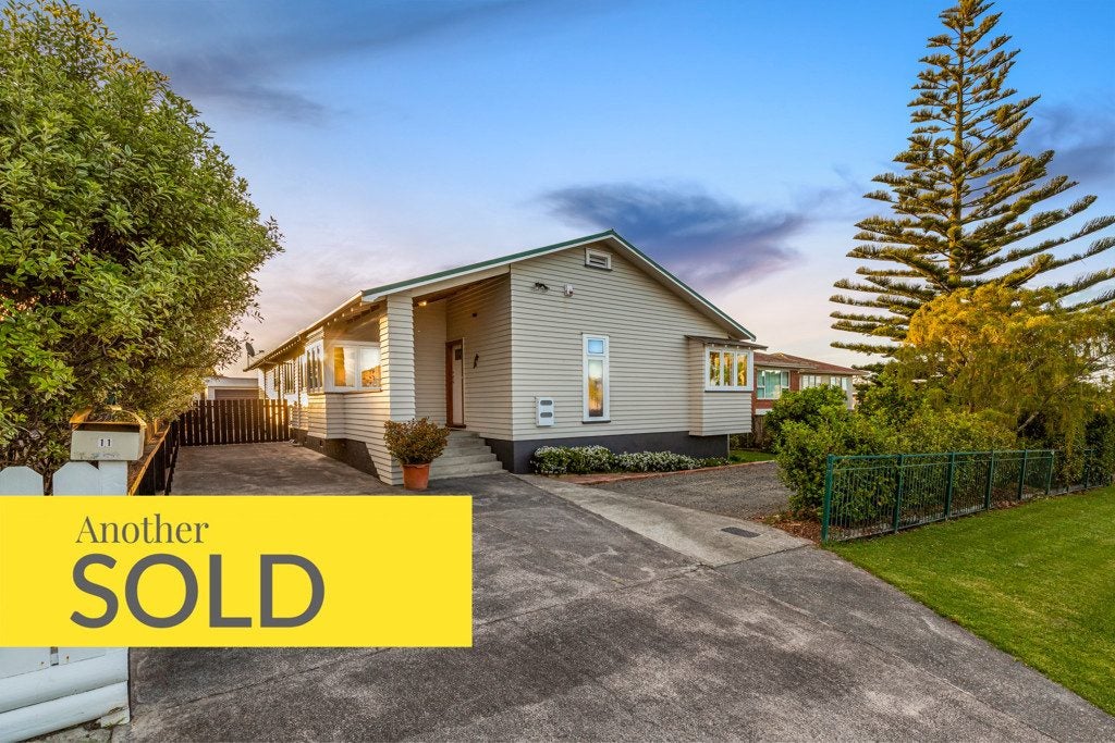 11 Cleve Road, Green Bay, Auckland - Carousel 1