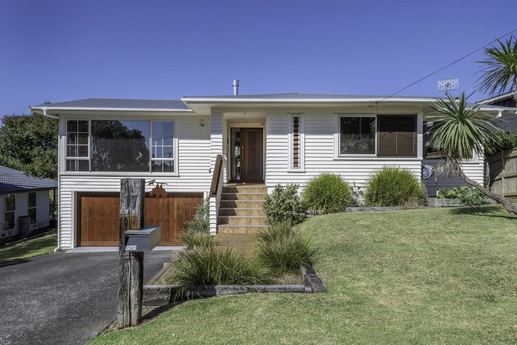 17 Beach Road, Mellons Bay, Auckland - Carousel 1
