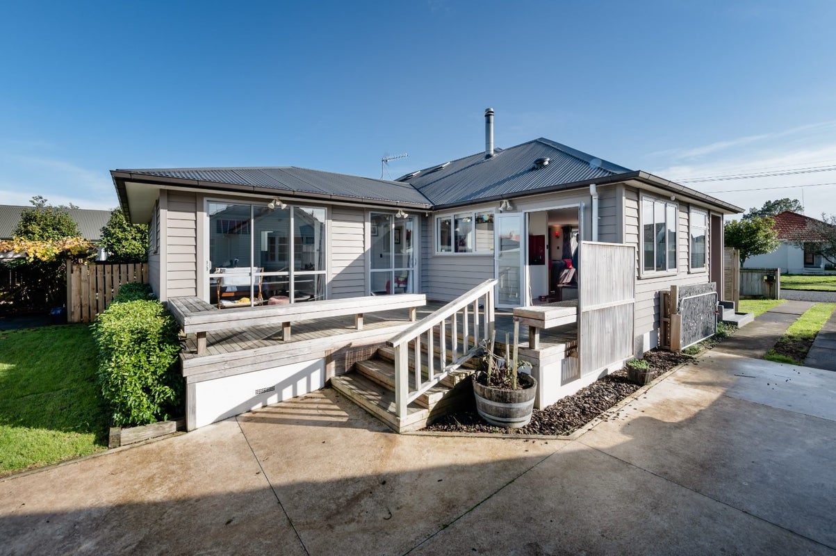 64 Alfred Street, Fairfield, Hamilton - Carousel 2