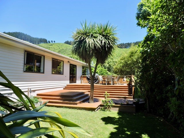 86 Larsen Crescent, Tawa, Wellington - Carousel 1