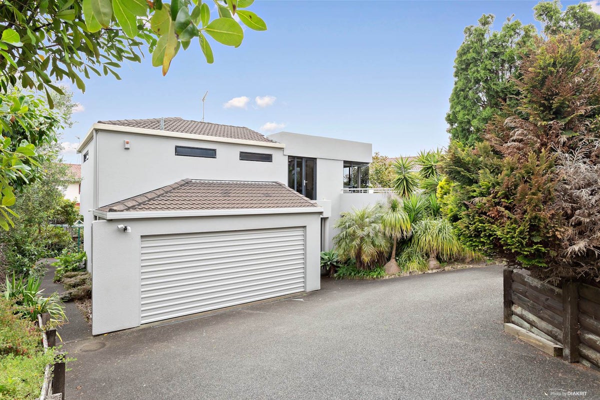 2/8 Ridge Road, Waiake, Auckland - Carousel 1