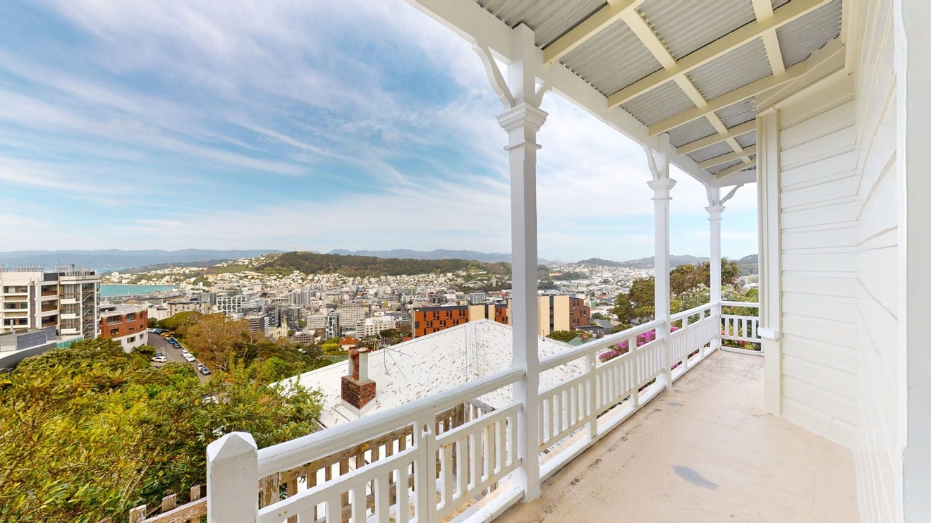 90 Kelburn Parade, Kelburn, Wellington - Carousel 1