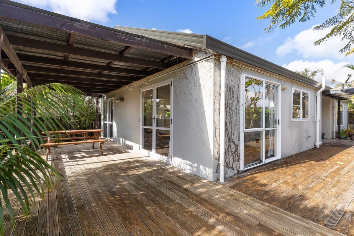 14 Robina Court, Burswood, Auckland - Carousel 1