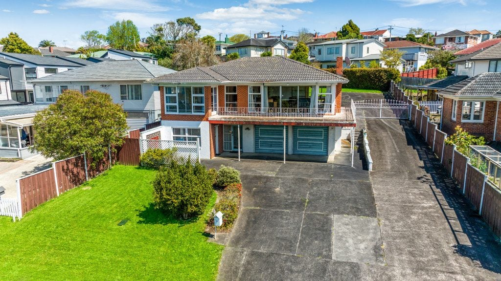 9 Griffen Park Road, Mount Roskill, Auckland - Carousel 1
