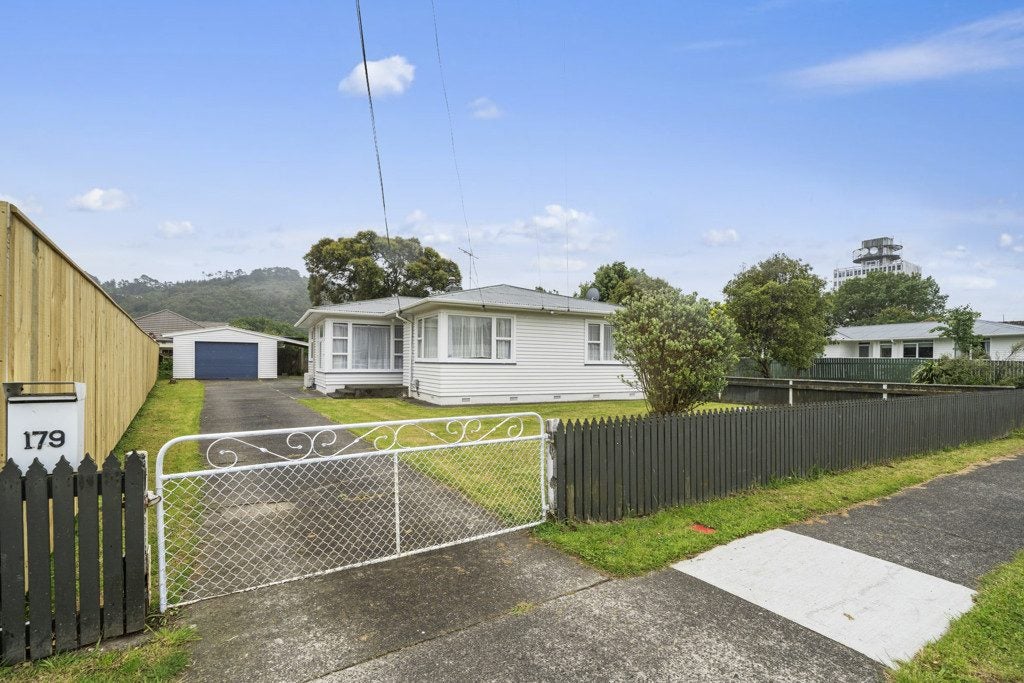 179 Taita Drive, Avalon, Lower Hutt - Carousel 1