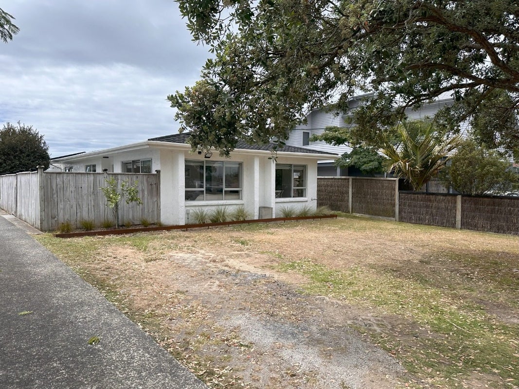 2/10 Salem Place, Torbay, Auckland - Carousel 2
