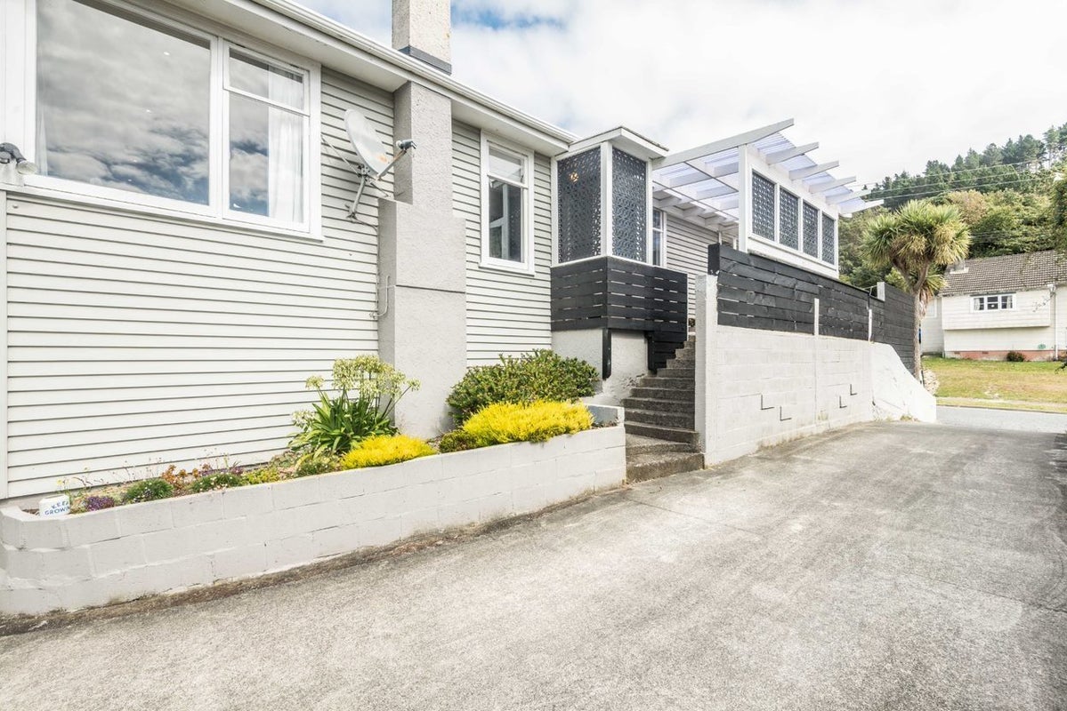 24 Franklyn Road, Tawa, Wellington - Carousel 1