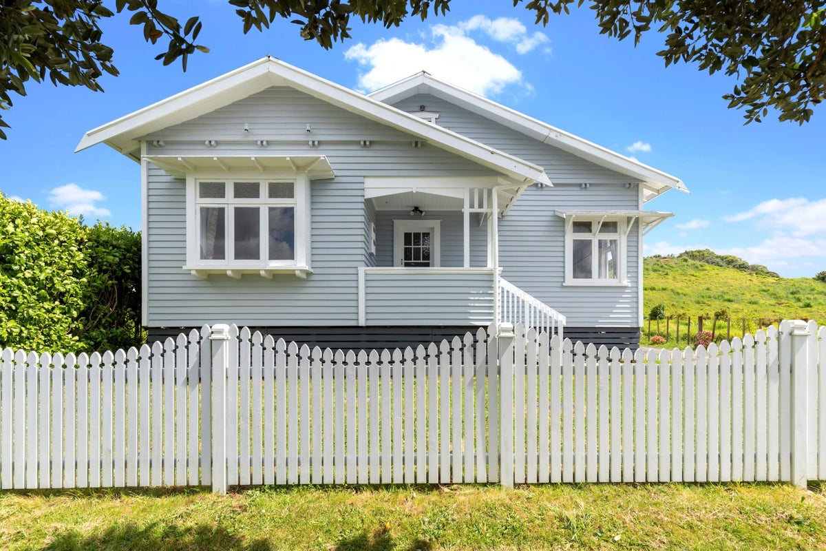 24 Mountain Road, Mangere Bridge, Auckland - Carousel 1