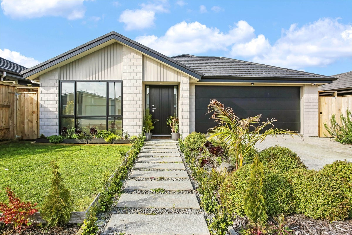 15 Lusitano Drive, Karaka, Papakura - Carousel 1